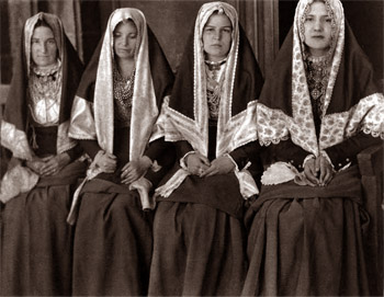 traditional folk clothing navarre